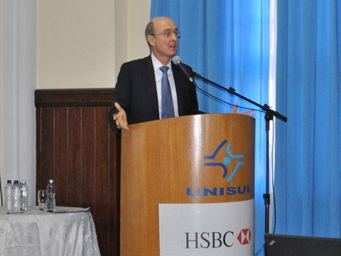 brasileiro-precisa-poupar-mais-1 Engel destacou que investimentos na educação são necessários