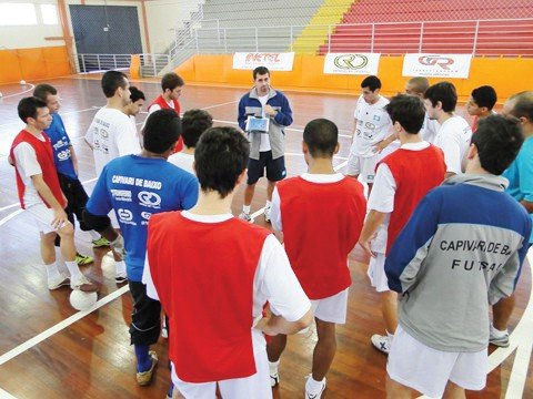 capivari-busca-empate-a-2-segundos-do-fim-1 O técnico Juninho (com a prancheta em mãos) não comandará mais a Acesc/Capivari Futsal