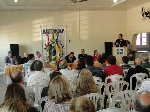 cerca-de-r-20-milhoes-em-projetos-sao-aprovados-1 Conselho de desenvolvimento regional reuniu-se ontem à tarde, em Capivari de Baixo, e aprovou todos os projetos apresentados para captar verba pública estadual. O encontro também serviu para protestar contra a lentidão das obras de duplicação da BR-101.