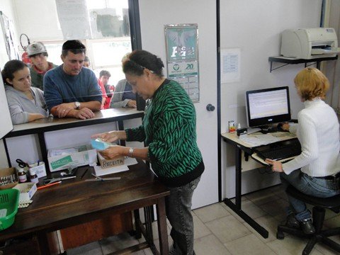 cidades-decretam-situacao-de-emergencia-1 Na farmácia básica de Capivari de Baixo, por exemplo, o aumento pela procura de antibióticos cresceu pelos menos 10% nesta semana. O frio intenso tem feito as unidades de saúde da cidade ficarem lotadas. Os mais atingidos são as crianças e os idosos.