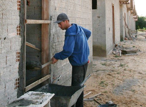 construcao-de-147-casas-e-retomada-1 Todo o loteamento já está com a drenagem, abertura de ruas e meio-fios concluídos. O conjunto habitacional deverá ficar pronto até fevereiro do próximo ano.