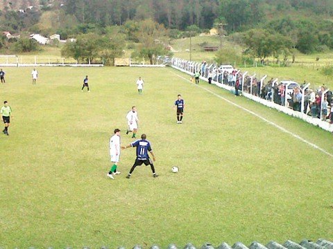 No Estádio Lauro Menegaz, o Pinheirinho não tomou conhecimento do Palmeiras e confirmou o 1º lugar.