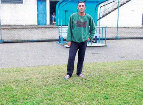 dinho-e-o-cara-no-peixe-1 Funcionário do Atlético Tubarão, Dinho, além de cuidar bem do gramado, faz toda a manutenção do estádio sozinho.