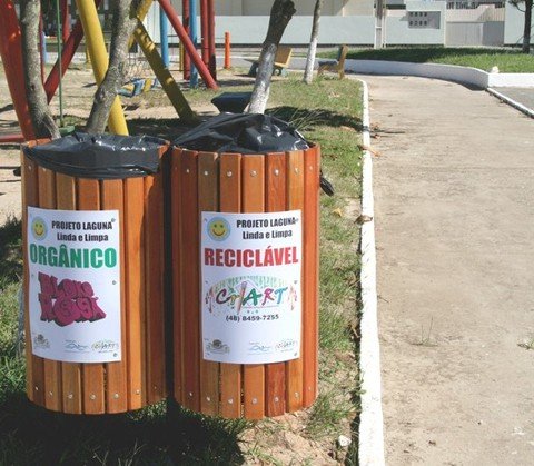 empresarios-adotam-lixeiras-1 Feitas com madeira de reflorestamento, as lixeiras já estão espalhadas pelo Mar Grosso. Em torno da praça do Villa, foram instaladas quatro. Meta é que mais empresários participem da campanha