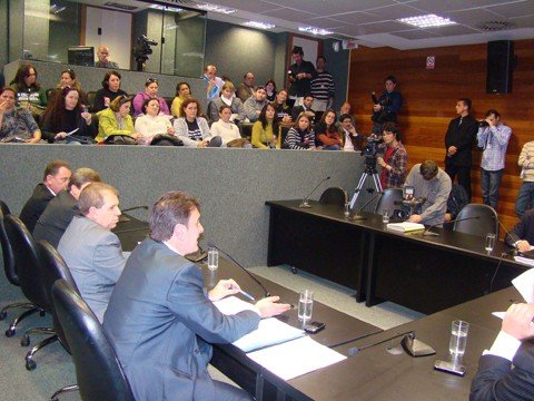 estado-promete-pagar-quem-abandonar-greve-1 Professores deverão continuar hoje com a vigília para evitar a votação do projeto de lei número 26. A matéria regulamenta o novo salário dos professores. Os servidores pedem que o projeto seja retirado de pauta.