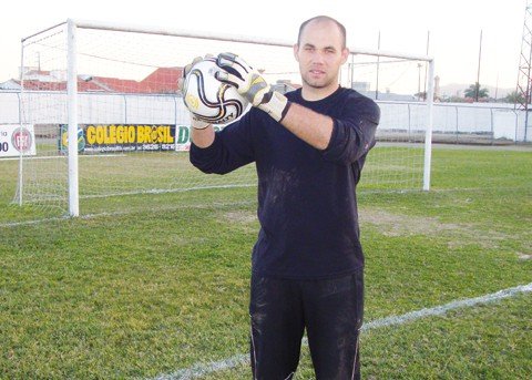 goleiro-diz-que-veio-para-subir-1 Rodrigão quer ser chamado novamente de “paredão” do Peixe.