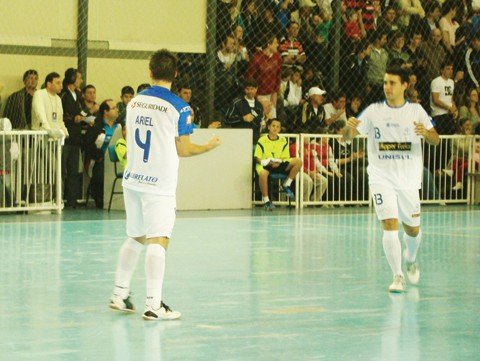 hipper-freios-unisul-empata-em-casa-1 Ariel comemora o 4º gol da Hipper Freios/Unisul na partida.