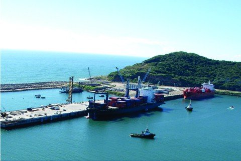 imbituba-na-briga-pela-bmw-1 O porto de Imbituba tem atraído muitos investimentos, um dos motivos é a facilidade de logística.