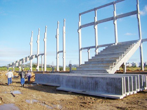 inicia-a-instalacao-da-arquibancada-1 Montagem das arquibancadas começa a dar forma à Arena Multiuso. Local deve ser inaugurado em dezembro do próximo ano.