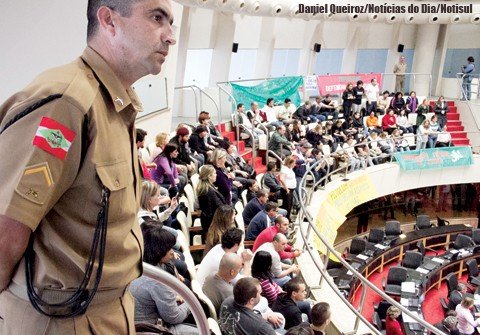 mas-projeto-de-lei-e-aprovado-1 Policiais militares estiveram de guarda no plenário ontem para conter os ânimos dos professores.