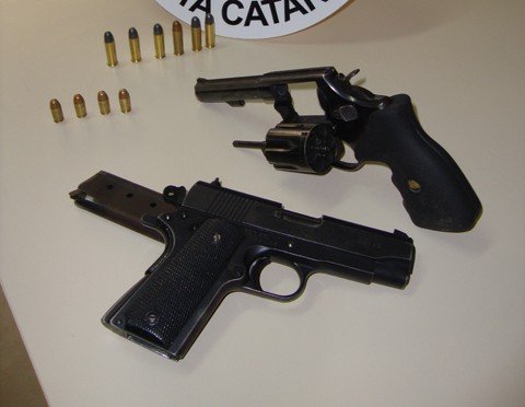 menores-sao-apreendidos-com-armas-1 As armas, escondidas pelos adolescentes, foram encontradas pelos policiais militares embaixo de uma casa, perto do local da abordagem .