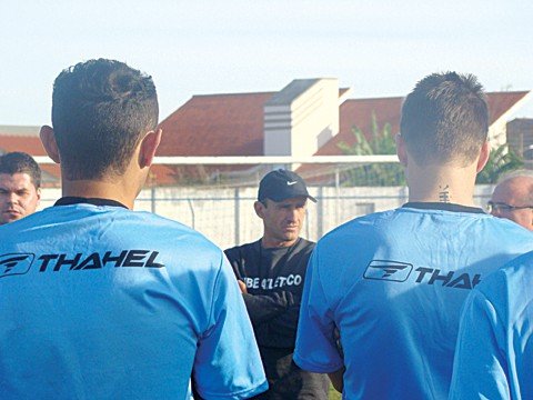 no-peixe-trabalho-em-tempo-integral-1 O técnico Grizzo deverá trabalhar com um grupo de 20 jogadores profissionais contratados, e mais sete, vindos dos juniores.
