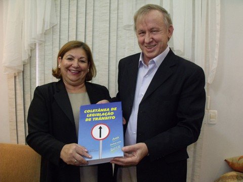 nova-coletanea-e-lancada-1 O trabalho de Vilma e Sérgio é composto por 1.264 páginas com anotações, mais de 200 delas coloridas