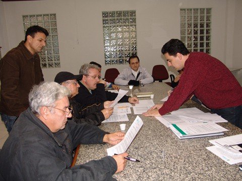 nova-rodada-de-negociacoes-ocorre-1 O vice-prefeito Pepê Collaço, secretários e membros da comissão provisória do Sindicato dos Trabalhadores no Serviço Público Municipal de Tubarão (SintrasPMT) debateram, mais alguns pontos pendentes do futuro Plano de Carreira