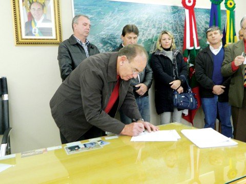 ordens-de-servicos-sao-entregues-1 Vânio assinou as duas ordens de serviço ontem. As duas obras devem iniciar em até duas semanas.