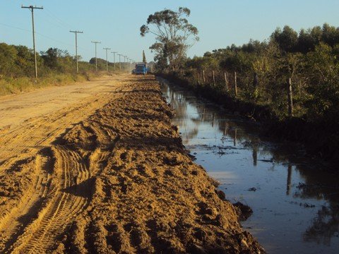 problemas-que-ultrapassam-as-cercas-1 O valo da discórdia, pelo projeto, será canalizado com concreto e funcionará como um sistema auxiliar de drenagem