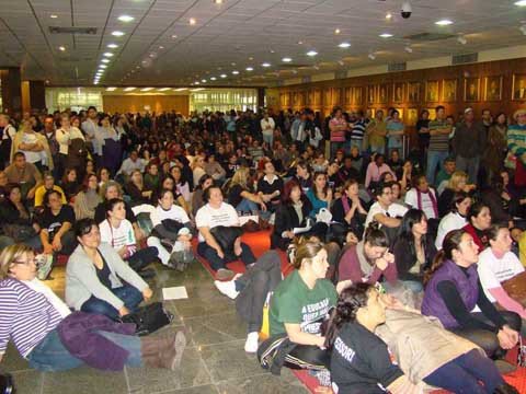 sinte-pode-acionar-a-justica-1 Acampados na assembleia, ontem, os professores viram a maioria dos deputados votar favorável ao PCL 026. Agora, o sindicato estuda entrar na justiça para tentar derrubar a validade da matéria