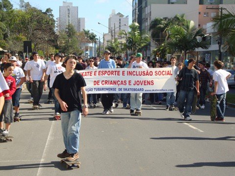Skatistas fazem passeata