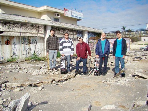 skatistas-reivindicam-espaco-1 Jovens não têm mais onde andar de skate. Neste domingo, realizarão a passeata R.I.P Anjéla (algo traduzido como descanse em paz, Anjéla)