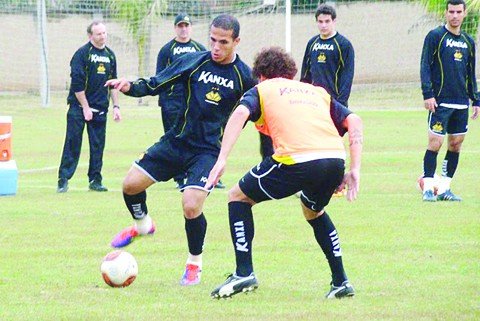 tigre-ganhara-dois-reforcos-sabado-1 Roni (com a bola) treinou ontem com o grupo de atletas e estará a disposição do técnico neste sábado.
