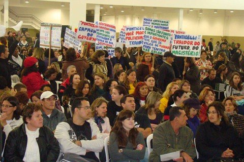 Todos os professores voltam ao trabalho