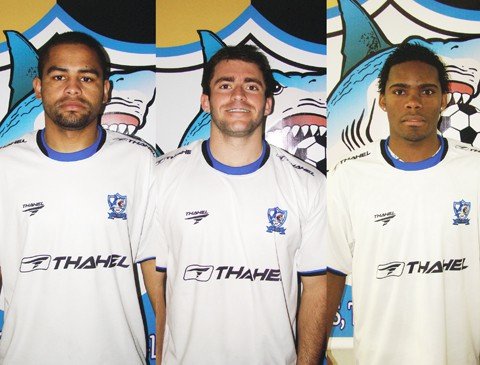 tres-reforcos-chegam-ao-peixe-1 O zagueiro Nei (E), o lateral Santos (D), vindos do Brasil de Farroupilha (RS), e o atacante Alan (C) chegaram ontem no Domingos Gonzalez.