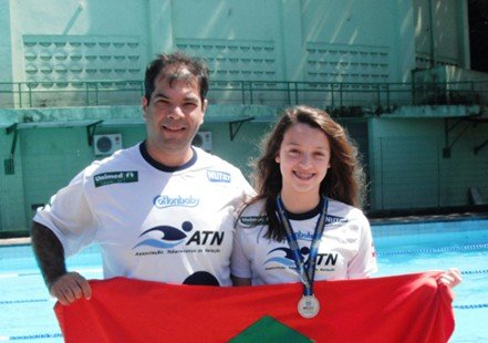 tubaronense-e-vice-campea-brasileira-1 Fernanda, ao lado do técnico Eduardo, exibe a conquista na capital do frevo