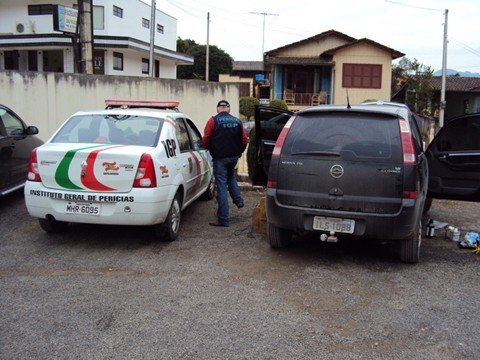 veiculo-clonado-e-apreendido-1 Os peritos do IGP de Tubarão realizaram o trabalho de análise do veículo.