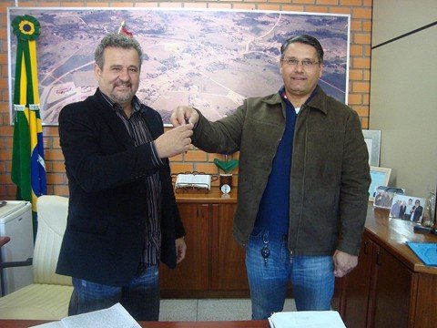 vice-assume-o-comando-por-30-dias-1 Pela terceira vez, o prefeito de Sangão, Antonio Mauro Eduardo (PP - na esquerda) entrega as chaves da prefeitura para o seu vice, Castilho Silvano Vieira (PDT)