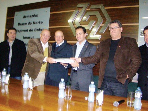 vulnerabilidade-e-maior-do-que-em-74-1 Projeto de redragagem foi entregue pelo prefeito de Tubarão, Manoel Bertoncini, e o secretário regional Haroldo Silva, o Dura, aos secretários estaduais de Defesa Civil, Geraldo Althoff, e do planejamento, Filipe Melo.