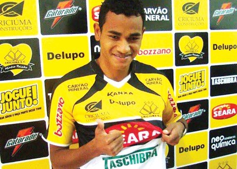 zaga-tricolor-ganha-mais-um-reforco-1 O mato-grossense Jackson é conterrâneo do meia Roni, com quem jogará ao lado pela primeira vez.