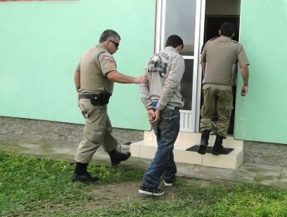 apos-perseguicao-e-tiros-bandidos-sao-pegos-1 O criminoso de 26 anos foi conduzido à delegacia de Jaguaruna e, depois, ao Presídio Regional de Tubarão.