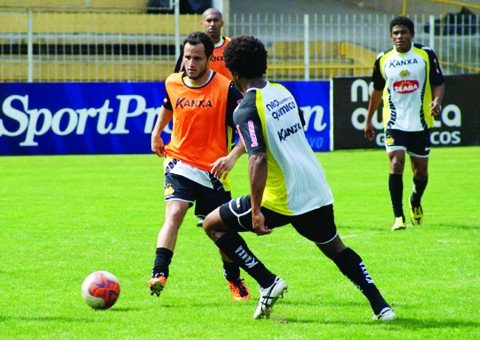 bruno-meneghel-rescinde-contrato-com-o-tigre-1 Meneghel veio como promessa de gols graças ao grande desempenho no Náutico na temporada passada, mas não conseguiu marcar um gol sequer com a camisa do Tigre.