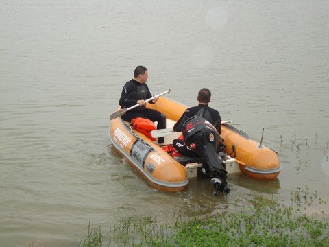 buscas-sao-feitas-na-lagoa-1 Existe a suspeita de que a arma usada contra a vítima, bem como sua bicicleta, possam ter sido jogadas na lagoa.