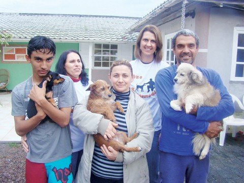 caes-recebem-visitas-especiais-1 As voluntárias Inara e Cristina ficaram contentes com os cuidados que o casal Sirlene e Moacir e o filho Leonardo têm com Luluzinha e os outros bichos.