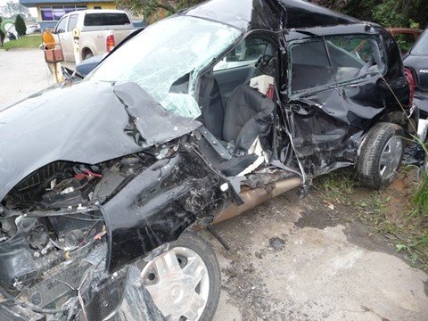 casal-morre-em-acidente-1 O casal ficou preso às ferragens do Renault Clio e faleceu no local do acidente.