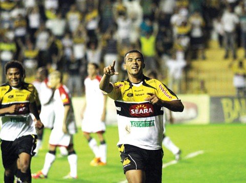 com-2-gols-de-ze-carlos-tigre-vence-o-vitoria-1 Zé Carlos foi o nome do jogo de ontem à noite.