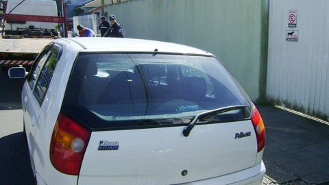 cuidado-ao-estacionar-em-frente-a-garagem-1 O motorista deste veículo teve o carro guinchado porque estacionou em frente de uma garagem.