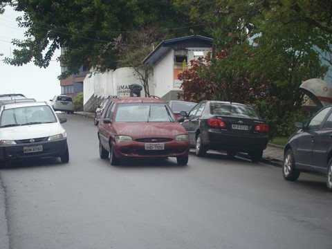 em-tubarao-ruas-terao-sentido-modificado-1 Para transitar pela rua Otto Feuerschuette (da câmara de vereadores), os motoristas têm que torcer para não encontrar um outro veículo no sentido contrário.