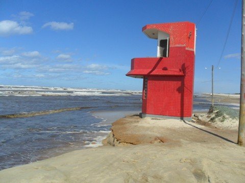 estrutura-esta-intacta-1 Quando foi construído, o posto de guarda-vidas do Camacho teve a estrutura reforçada justamente para evitar qualquer problema quando ocorrem ressacas
