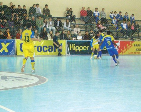 hf-unisul-vence-mas-e-eliminada-1 O time da Hipper Freios/Unisul lutou até o fim, mas não dependia apenas de suas pernas para se classificar.