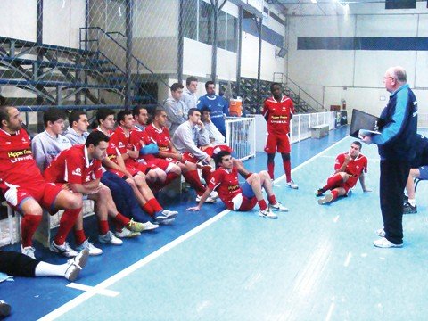 jarico-conversa-com-jogadores-1 Jarico conversou por um bom tempo com os jogadores da Hipper Freios/Unisul.