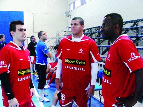 jogadores-prometem-dar-a-volta-por-cima-1 Ariel, Wender e Maicky garantem que o time não entregará os pontos, e lutará pela classificação nas duas competições em que participa.