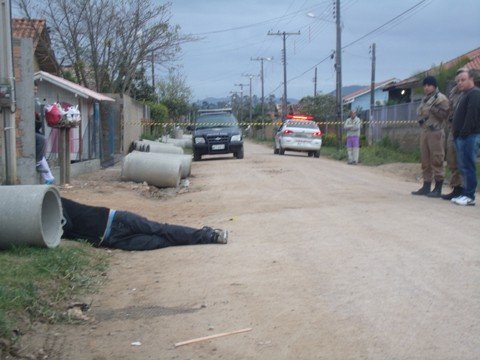 jovem-e-morto-com-19-tiros-1 O corpo de Everton foi encontrado às 5 horas de ontem, caído na beira da estrada.