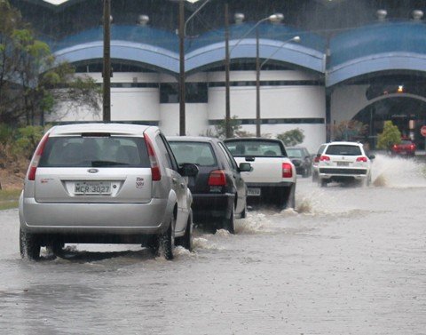 mais-um-recurso-e-feito-1 Projeto da macrodrenagem evitará situações como esta, na rua Simeão Esmeraldino de Menezes, no bairro Dehon, que fica alagada quando chove com mais frequência.