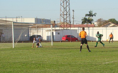 palmeiras-e-tetracampeao-tubaronense-1 Neto, artilheiro do campeonato, marcou o terceiro gol do Palmeiras em uma bela cobrança de pênalti.