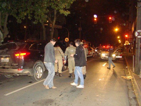 perseguicao-troca-de-tiros-e-acidentes-1 A ação policial terminou na beira-rio, em frente ao restaurante Céu da Boca, onde a caminhonete que os bandidos usavam, estava abandonada.