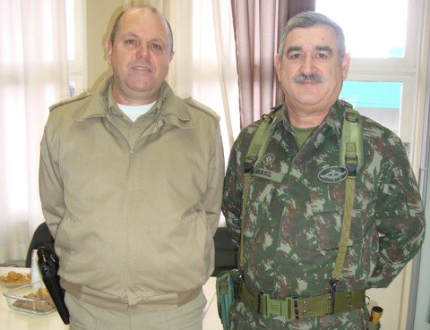 policia-militar-e-inspecionada-1 O general e o comandante avaliam Santa Catarina como um estado com baixos índices de criminalidade em relação aos outros.