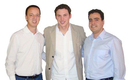 projeto-para-criancas-ganha-apoio-1 Emocionado, Lucas foi aplaudido de pé pelos presentes e conquistou o apoio do secretário Estêner Soratto da Silva Júnior (D) e do deputado estadual Ismael dos Santos (E).