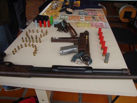 quatro-crimes-sao-desvendados-1 Armas, munições, joias, colete balístico e dinheiro foram apreendidos.